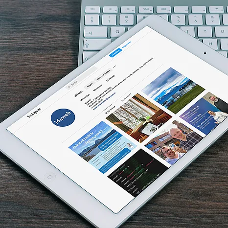 iPad auf einem Schreibtisch zeigt das Instagram-Profil von id4web