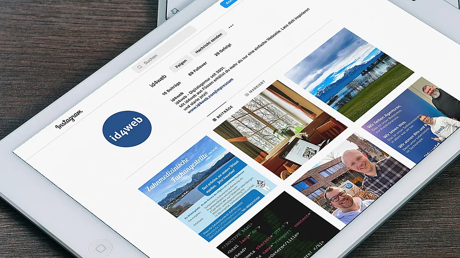 iPad auf einem Schreibtisch zeigt das Instagram-Profil von id4web