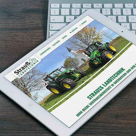 iPad auf einem Schreibtisch zeigt die Website von Strauß Landtechnik