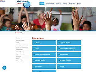 Website der Stadtteilschule Wilhelmsburg mit Schülerinnen und Schülern im Unterricht