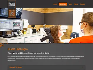 Website einer Zahnarztpraxis mit Behandlungszimmer und Team
