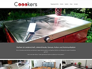 Website von Coookers mit einer Kochinsel unter freiem Himmel