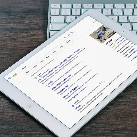 iPad auf einem Schreibtisch zeigt eine Google-Suchergebnisseite