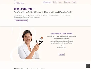 Behandlungsseite eines Kosmetikstudios mit Kosmetikerin und Pinseln